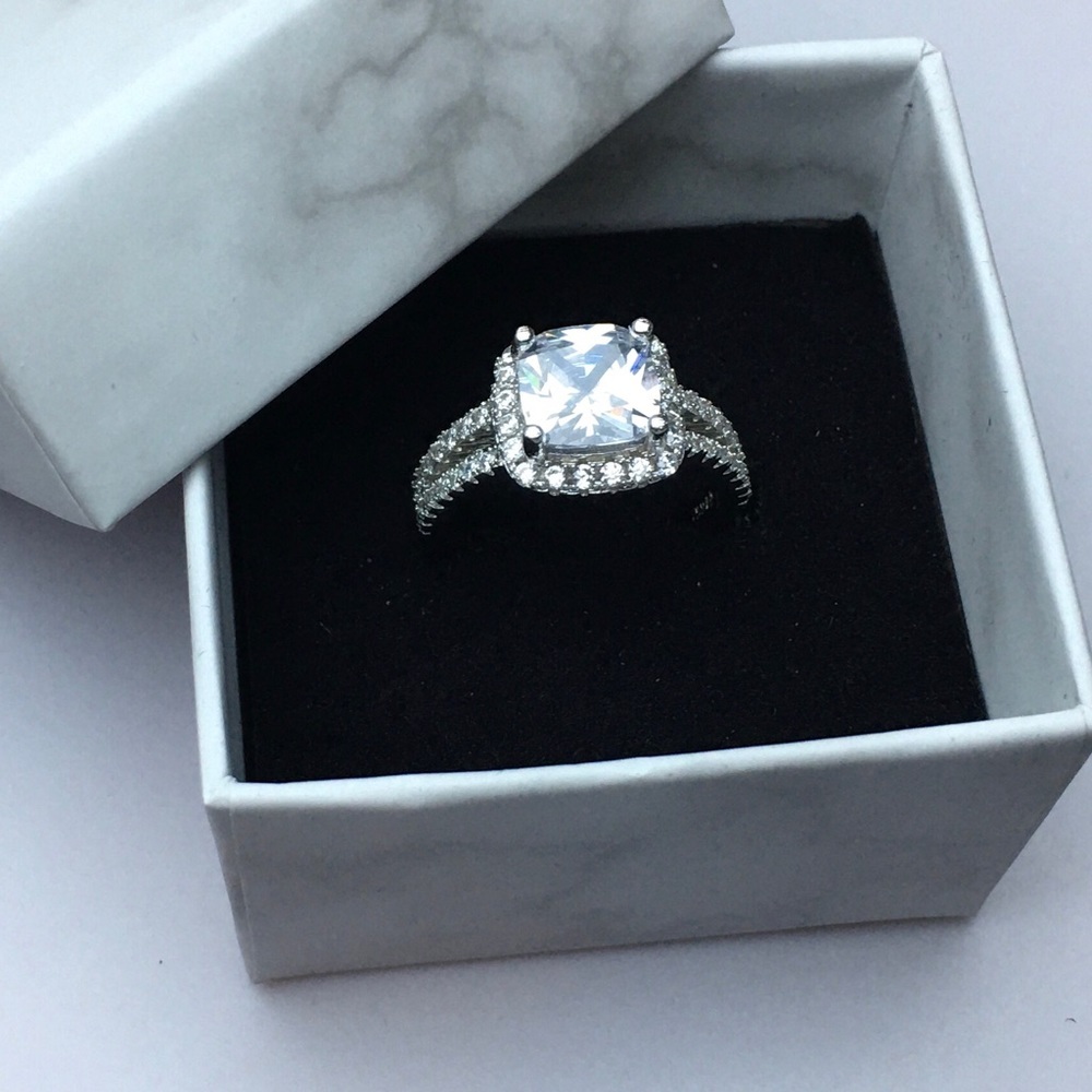 VIDEO LISTING Leyla Ring CZ
